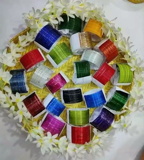 Date Fixing Ceremony Ideas Pakistan, Indian Baby Shower Decorations, Small Wedding Decor, Indian Baby Showers, Wedding Gift Hampers, Mehendi Decor Ideas, Thread Bangles Design, Bal Gopal, Wedding Gift Pack