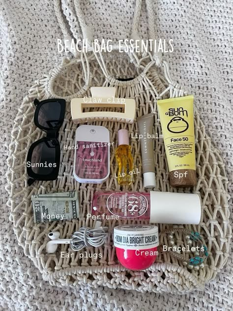 Beach Bag Pictures, Beach Assessories Products, Whats In My Beach Bag Summer, Beach Girl Essentials List, Whats In My Bag Beach, What To Put In A Beach Bag, Stuff To Take To The Beach, Whats In My Bag Summer, Boat Bag Essentials