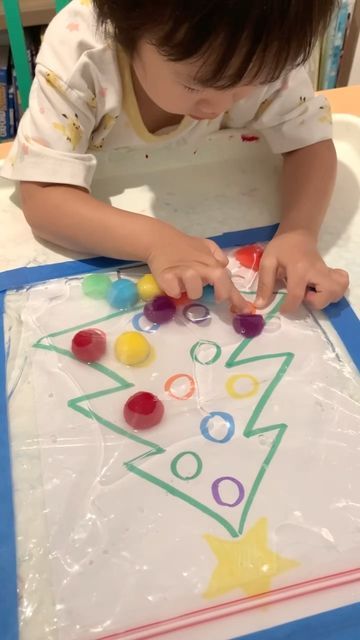 Fynn Sor | Happy Tot Shelf on Instagram: "Christmas Tree Sensory Bag🎄 An easy and fun sensory bag activity that you can set up in 5 minutes! Children add ornaments into the Christmas tree by matching the colors of the pompoms to that of the circles. This is a great work out for the little hands! Remember to save this post and have fun with this activity! . ⭐️ Follow @happytotshelf for more easy fun learning ideas for kids! . . #christmas2021 #christmastree #christmasactivities #homelearning # Christmas Activities With One Year Old, Eyfs Christmas Fine Motor Activities, Christmas Activities Nursery, Fine Motor Activities For Toddlers Christmas, Special Needs Christmas Crafts, Christmas Crafts Year 1, Christmas Tree Toddler Activities, Christmas Eyfs Activities Toddlers, Santa Toddler Activities