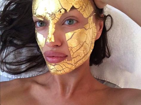 Seriously luxe—for a fraction of the price. Victoria’s Secret Models, Gold Face Mask, Healing Era, Mask Aesthetic, Tumeric Face Mask, Easy Face Mask Diy, Gold Mask, Face Mask Recipe, Sara Sampaio