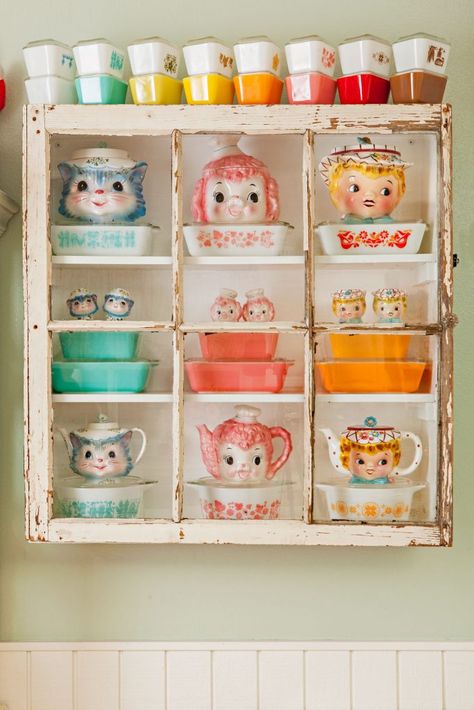 Love vintage Pyrex? Here's everything you need to know about collecting the cutest kitchenware ever created, including it's facinating history! Pyrex Kitchen Decor, Vintage Decorating Ideas For The Home Retro Style Living Rooms, Vintage Dishes Display, Distressed Shelf, Pyrex Display, Fire King Dishes, Pyrex Kitchen, Vintage Pyrex Dishes, Pyrex Dishes