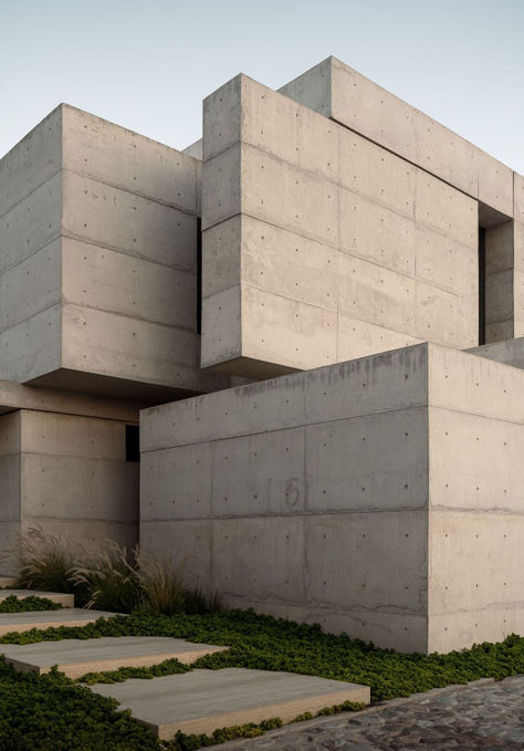 Casa Gómez is a residential project designed for a small family, addressing a straightforward program with no extraordinary spatial demands. #ArchitectureProjects #ArchitecturalDesign #ModernArchitecture #ArchitecturalInspiration #ArchitecturalPhotography #Housedesign Concrete Building Architecture, Snake Ranch, Decoration Beton, Louis Kahn, Concrete Architecture, Architecture Wallpaper, Concrete Building, Architecture Student, Chengdu