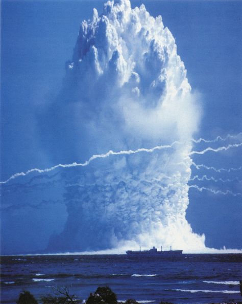 'Hardtack Umbrella' underwater nuclear test - June 1958 - at Enewetak Atoll by ctbto Nuclear Test, Nuclear Energy, E Mc2, Atomic Age, Nagasaki, Nuclear Power, Hiroshima, Pacific Ocean, Juno