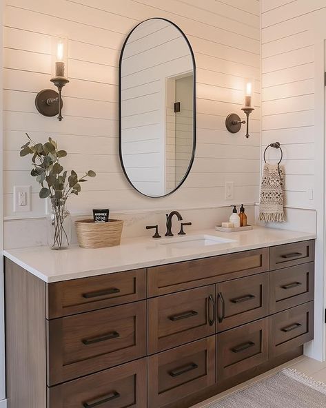 Black Vanity Mirror, Modern Farmhouse Bathroom Ideas, Bright Interior Design, Bright Interior, Guest Bathroom Remodel, Casa Country, Black Vanity, Modern Farmhouse Bathroom, Double Vanity Bathroom