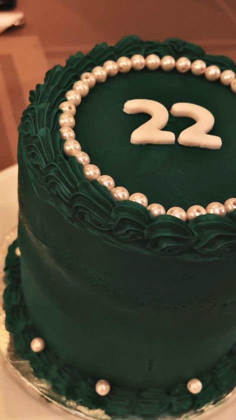 Green 30th Birthday Party, Green Birthday Cakes Aesthetic, Dark Green Bday Cake, Birthday Cake Dark Green, Dark Green Cake Ideas, Dark Green Cake Aesthetic, Emerald Cake Ideas, Black And Green Birthday Decor, 18th Birthday Party Ideas Green