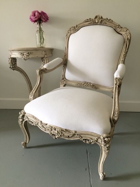 Antique French Chairs, Classic Furniture Living Room, French Sofa, Classical Furniture, Furniture Fix, Casa Country, Bergere Chair, Casa Vintage, Elegant Chair