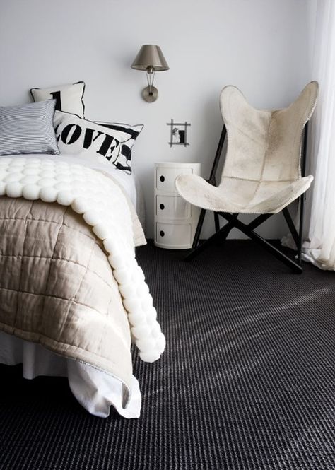 Bedroom inspiration: The pure white wall and charcoal carpet are the same colours used in my own bedroom renovation. Although I'm thinking Dark Grey Carpet, Carpet Wall, Design Ložnic, Dark Carpet, Room Photo, Interior Minimalista, Nyan Cat, Black Carpet, Grey Carpet