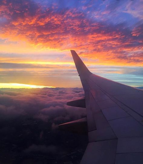 Gorgeous sunset...from an airplane view 😍 . . . #planeview #plane #sky #flight #clouds #sunset #windowseat #photography #travel #nature… Hublot Avion, Plane Window View, Plane Wing, Window Aesthetic, Plane Photography, Airplane Window View, Plane Window, Airplane Wallpaper, Airplane Photography