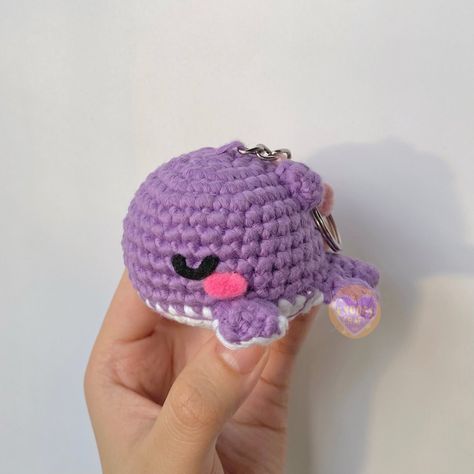 💜🐳BTS TINYTAN WHALE 🐳💜 SIZE: ➖ 2 inches length — Turn your favorite characters into cute crochet dolls! I can personalize any… | Instagram Bts Crochet Keychain, Bts Crochet Ideas, Bts A Crochet, Little Crochet Gifts, Bts Crochet Pattern, Crochet Doll Keychain, Amigurumi Bts, Gift Ideas Crochet, Crochet Bts