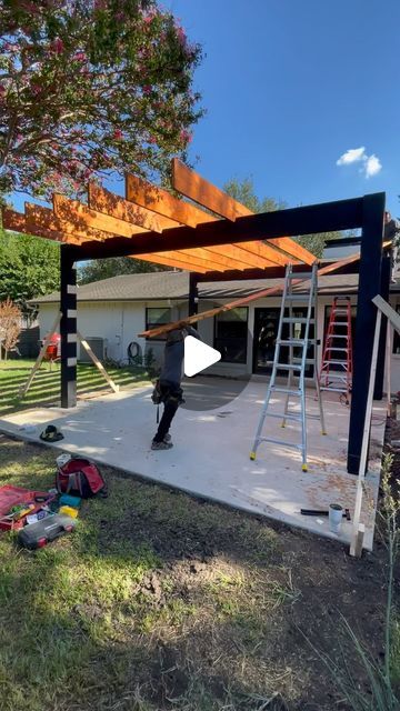 Yard Roof Ideas, Pergola Above Roof Line, Pergola Over Concrete Patio, Outdoor Patio Design Modern, Large Pergola Ideas, Backyard Patio Designs Pergola, Ideas Pergolas Jardin, Aluminum Pergola Patio Ideas, Backyard Patio Designs Covered