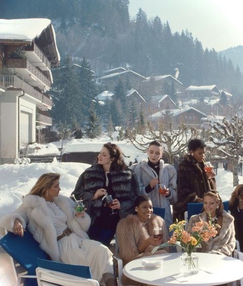 Slim Aaron, Slim Aarons Photos, Gstaad Switzerland, Skiing Aesthetic, Ski Aesthetic, Ski Bunnies, Snow Trip, Winter Inspo, Slim Aarons