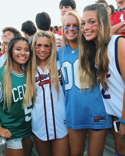 I love these girlies!!💚🏀❤️⚾️💙🏈 School Spirit Outfit, Football Season Outfits, Football Game Outfit Highschool, Homecoming Spirit Week, School Spirit Week, Outfits Highschool, High School Football Games, Homecoming Spirit, Spirit Week Outfits