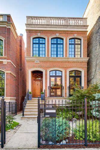 2952 N. Racine Ave, Chicago, IL 60657 | Lake View, Illinois Townhomes for Sale #CondosForSale #HomesForSale #TownhomesForSale #PropertyForSale #RealEstate Chicago Brownstone, Apartment Building Exterior, Brownstone Homes, Industrial Exterior, Chicago Interiors, Chicago House, Chicago Apartment, Townhouse Designs, House Floor Design