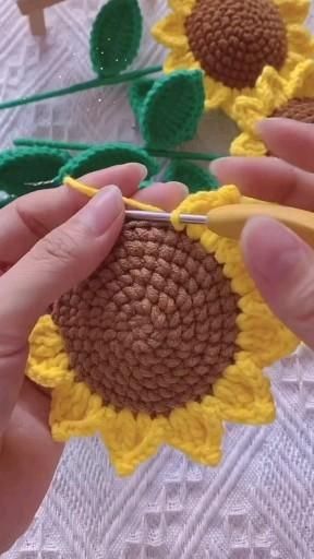 Crochet Sun Flower, Sunflower Stitch, Crochet Kaleidoscope, Projek Mengait, Crochet Sun, Crochet Tutorial Pattern, Crochet Flowers Free Pattern, Quick Crochet Patterns, Crochet Coaster Pattern