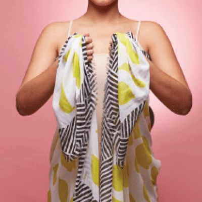 How to fashion a sarong (or oversized scarf) into a cute poolside number. How To Tie A Sarong, Hawaiian Wrap Dress, Sew Shirt, Sarong Tying, Beach Wrap Dress, Head Scarf Tying, Collars Diy, Sarong Dress, Scarf Ideas