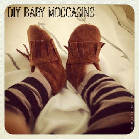 moccs7 Diy Baby Moccasins, Baby Shoes Diy Pattern, Diy Moccasins, Baby Mocs, Moccasin Pattern, Baby Moccs, Baby Shoes Diy, Mollie Makes, Moms Crafts