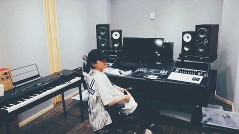 Yoongi Boyfriend, Music Studio Room, Bts Reactions, Studio Room, Studio Setup, Saved Pins, Min Suga, Music Studio, Recording Studio