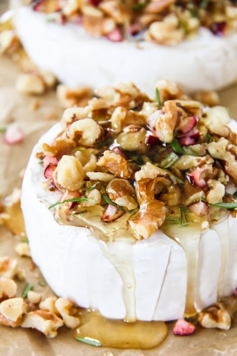 This Baked Brie with Honey, Walnuts and Rosemary is a simple and delicious appetizer! Ready in about 20 minutes, making it perfect for parties! Baked Brie With Honey, Brie With Honey, Baked Brie Honey, Brie Wheel, Honey Brie, Honey Walnuts, Baked Brie Appetizer, Baked Brie Recipes, Brie Appetizer