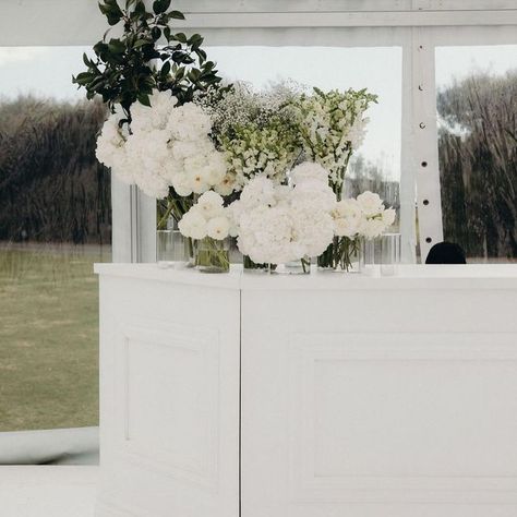 Twelve Tables Marquee & Furniture on Instagram: "< a few of David + Lara’s T. details • Our white framed bar with corners, two tiered signage frame(designed & built for D + L ), bridal feature wall, beaut big clear marquee and our white wooden flooring • all captured by 📸 @jesseandjessieweddings at @abbevilleestate • with the amazing @greatcatering @lalumiere_nz @blush_flowers @harlancreative @societyofloves & @trishpeng >" Modern Black And White Wedding Flowers, Wedding Vase Decor, Simple Elegant Wedding Table Decor, Black And White Garden Wedding, White Wooden Flooring, Black Accent Wedding, Bar Florals, Twelve Tables, Modern White Wedding