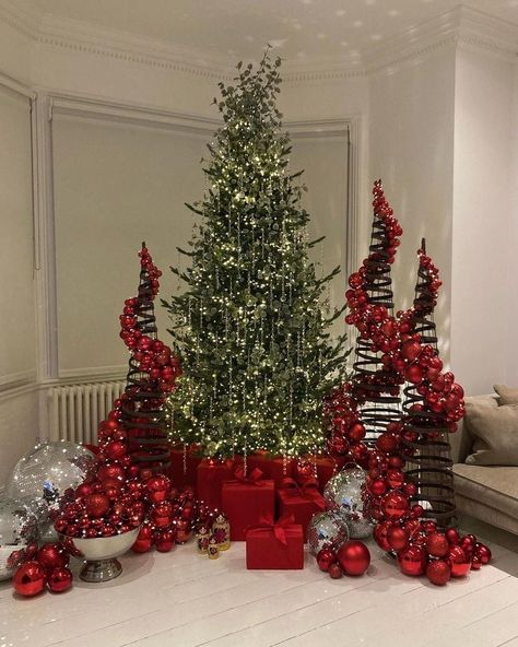 Many Christmas Trees In House, Church Christmas Decorations, Pretty Christmas Decorations, Minimalist Christmas Tree, Elegant Christmas Trees, Christmas Tree Inspiration, Christmas Themes Decorations, Christmas Tree Crafts, Christmas Decor Ideas