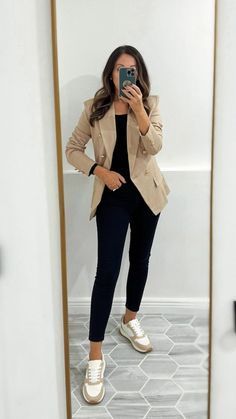 Khaki Blazer Outfit, Blazer Outfits Women, Look Office, Business Attire Women, Fest Outfits, Blazer Outfits For Women, Weather Outfits, Office Casual Outfit, Corporate Attire