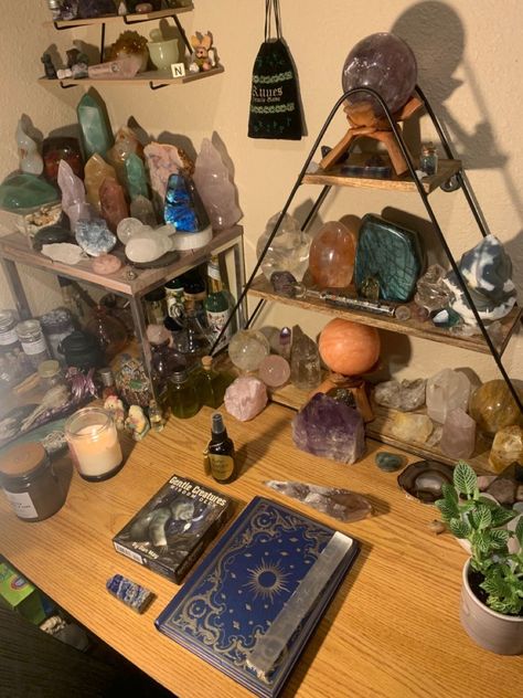 Witch Altar Desk, Crystal Display Ideas Bedroom Aesthetic, Witchy Core Room, Crystal House Aesthetic, Crystal Alter Aesthetic, Crystal Alter Ideas, Crystals Room Decor, Fairy Alter, Crystal Table Display