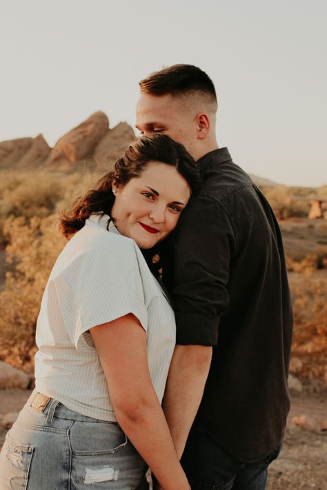 Plus Size Photography Poses Family, Plus Size Photo Shoot Ideas Couple, Curvy Poses Photography Couples, Plus Size Family Photoshoot, Couple Poses For Bigger Couples, Heavy Couple Poses, Plus Size Couple Poses Photography, Poses For Bigger Couples, Curvy Engagement Photos