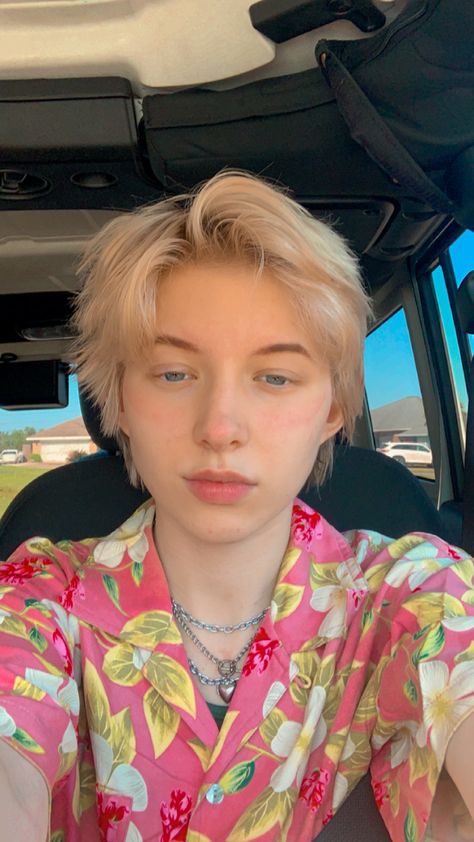 Lesbian Blonde Haircut, Lgbtq Hairstyles Short, Queer Blonde Hair, Masc Lesbian Haircut Straight Hair, Short Gender Neutral Haircuts, Masc Lesbian Haircut, Dyke Haircut, Gender Neutral Haircuts, Butch Haircuts