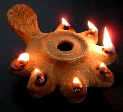 Ancient Lamp, Ancient Oil Lamp, Jewish Crafts, Pottery Lessons, Antique Oil Lamps, Cerámica Ideas, Ancient Pottery, Vintage Lanterns, Oil Candles