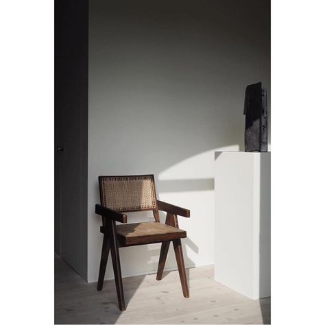 @colebee_design Jeanneret Chair, Pierre Jeanneret Furniture, Minimalist Chair, Luxury Chairs, Lighting Decor, Pierre Jeanneret, Minimalist Furniture, Dream House Interior, Wood Home Decor