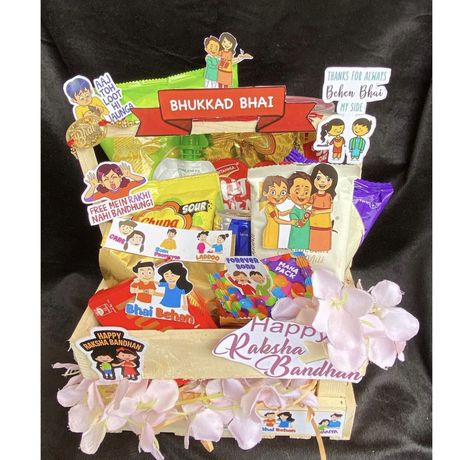 Rakhi Hamper Packing Ideas, Raksha Bandhan Gift Hampers, Rakshabandhan Hampers, Gift For Raksha Bandhan, Rakhi Diy, Rakhi Hampers, Raksha Bandhan Cards, Wedding Hampers, Handmade Hamper