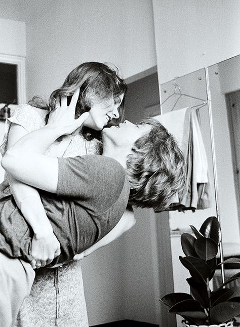 Carrie Fisher dancing and kissing with Mark Hamill (1980s) Mark Hamill Carrie Fisher, Vintage Lesbian, In His Arms, Sister Photos, The Love Club, Mark Hamill, The Empire Strikes Back, Carrie Fisher, Old Love