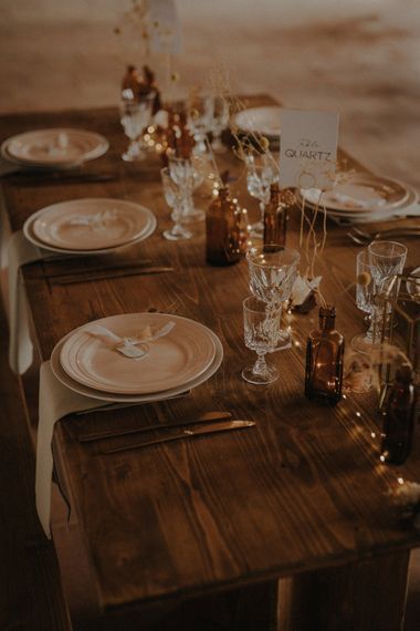 Minimalist table setting decor with dried grasses, coloured glassware and wooden table Brown Asthetics Wedding, Brown Beige Wedding Decor, French Wedding Decorations, Brown Table Wedding Decor, Minimalist Fall Wedding Table Decor, Wedding Decor Brown, Gold And Brown Wedding Theme, Brown Wedding Table Decor, Brown Themed Party