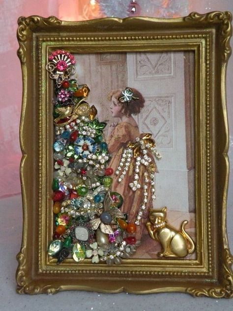 Jewelry Trees, Costume Jewelry Crafts, Old Jewelry Crafts, Vintage Jewelry Diy, Jeweled Christmas Trees, Jewelry Pictures, Jewelry Frames, Vintage Jewelry Ideas, Vintage Jewelry Repurposed