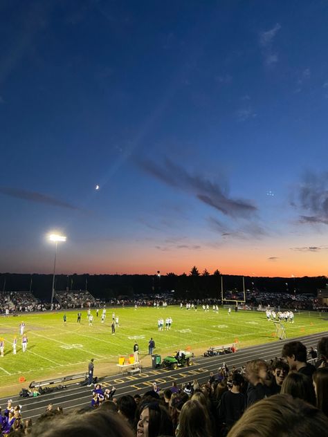 Football Game Pics, Marching Band Aesthetic, 90s High School, Football Friday Night, Until Friday Night, 2000s Autumn, High School Goals, Fall Vision Board, Cheer Season