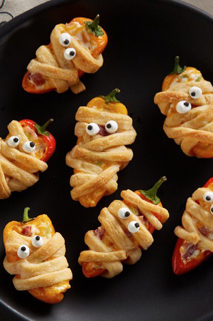 Pepper Popper Mummies - Daisy Brand - Sour Cream & Cottage Cheese Spooky Recipes, Celebration Recipes, Halloween Finger, Halloween Appetizer, Halloween Finger Foods, Halloween Appetizers Easy, Halloween Food Dinner, Halloween Party Appetizers, Halloween Food Appetizers