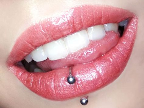 Middle Lip Piercing, Lip Piercing Labret, Upper Lip Piercing, Lip Piercing Ring, Mouth Piercings, Lip Piercing Jewelry, Lip Piercings, Lip Gloss Cosmetics, Face Piercings