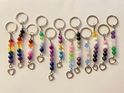 Things To Do For Pride Month, Pride Necklace Diy, Pride Things To Make, Crafts For Pride Month, Pride Month Jewelry, Diy Pride Crafts Easy, Pride Keychain Diy, Easy Pride Crafts, Pride Jewellery Diy