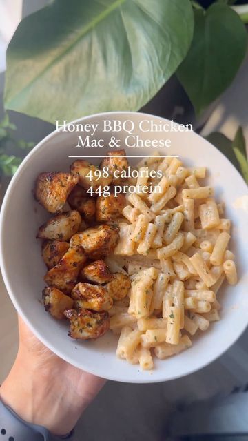 Sophie | Online Health & Fitness Coach ✨ on Instagram: "Honey BBQ Chicken Mac & Cheese Perfect meal prep idea Macros: Calories 498 C:65 F:6g P:44 Ingredients list for 2 portions: -240g chicken breast 🐔 -140g dried weight macaroni 🍝 -20g eat lean cheese 🧀 -10g flora light butter 🧈 -40g lightest Philadelphia 🧀 -20g sriracha 🌶️ -20g BBQ sauce -20g Honey 🍯 Seasonings: paprika, garlic, parsley & black pepper Inspo: @zack.chug 👨‍🍳 • • • • • #mealprep #mealprepping #mealprepideas #highp Zack Chug, Honey Bbq Chicken, Healthy High Protein Meals, College Meals, Easy Healthy Meal Prep, Honey Bbq, Healthy Food Dishes, Ingredients List, Healthy Food Motivation