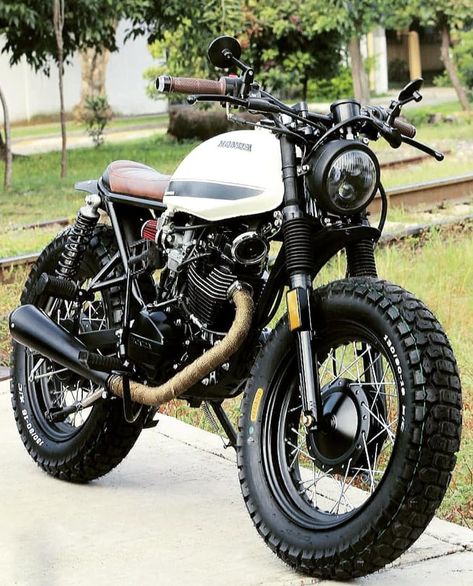 Cafe Racers | Custom Culture en Instagram: “Killer Honda 125 scrambler from the team at @zdrcustom - Follow @cafesofinsta | @blackgoldmoto - #honda #scrambler #125” Fabrikasi Logam, Cb 750 Cafe Racer, Scrambler Moto, Suzuki Cafe Racer, Cafe Racer Moto, Honda Scrambler, Moto Scrambler, Honda 125, Tracker Motorcycle