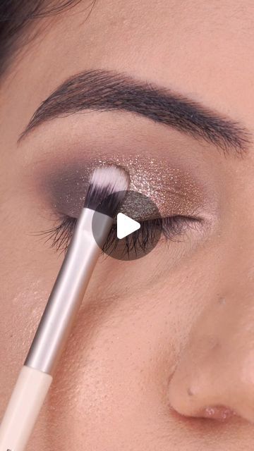 Simran Kaur | Beauty on Instagram: "Glam eye makeup tutorial ❤️  Navratri and Durga Puja are just around the corner so I created this quick glam eye makeup look using @milagro.beauty brushes 🥰 Love using their brushes so much, they make blending so much easier. What do you think of this look?🥰  #wakeupandmakeup #eyeliner #eyemakeup #makeuptutorial #glittermakeup Eye makeup tutorial, eyeliner, smokey eye, makeup video, step by step makeup, hooded eye makeup, glitter eye makeup, bridal eye makeup, huda beauty" Bridal Makeup Tutorial Step By Step, Eye Makeup Tutorial Eyeliner, Eyeliner Smokey Eye, Glam Eye Makeup Tutorial, Smokey Eye Makeup Video, Eye Makeup Bridal, Makeup Glitter Eyeshadow, Eyeliner Smokey, Makeup Huda Beauty