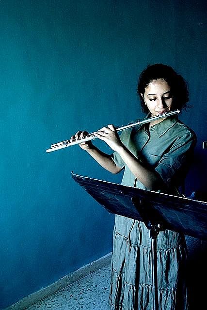 girls playing flute | Girl playing the flute Music Conservatory, Tiefling Bard, Playing The Flute, Hipster Photography, Art Of Noise, Flute Instrument, Playing Flute, Musician Portraits, Musician Photography