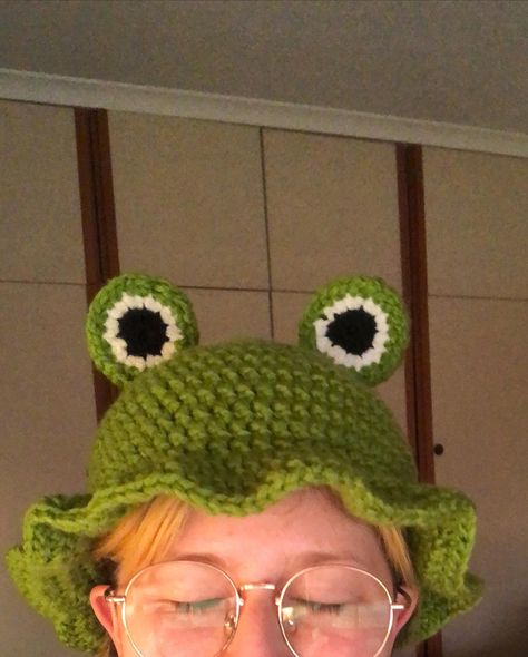 Crocheted Frog Hat, Knit Frog Hat Pattern Free, Frog Hat Knitting Pattern, Frog Bonnet Crochet, Free Frog Hat Crochet Pattern, Frog Beanie Crochet Pattern, Crochet Frog Eyes, Crochet Froggy Hat, Dino Hat Crochet