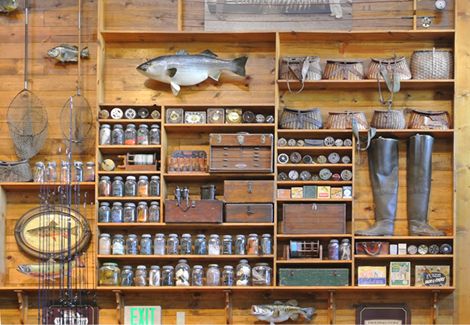 Would be nice to  have a wall like this in the garage or in my craft room. Tackle Shop Ideas, Fishing Room Man Caves, Fishing Lures Display, Cathe Holden, Fishing Organization, Fishing Gear Storage, Bait Shop, Fly Tying Desk, Gear Room