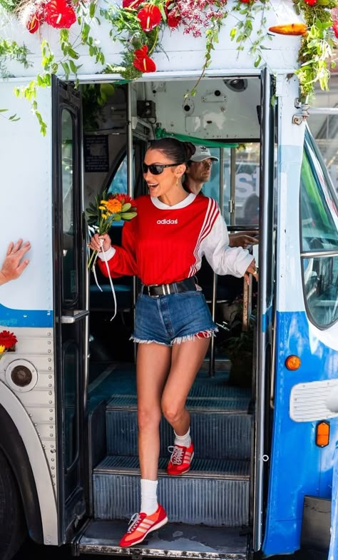 Red Adidas Shorts Outfit, Bella Hadid Samba, Adidas Shorts Outfit, Red Sneakers Outfit, Hot Pink Sneakers, Bella Outfit, Street Style Sporty, Summer Soccer, Red Shoes Outfit