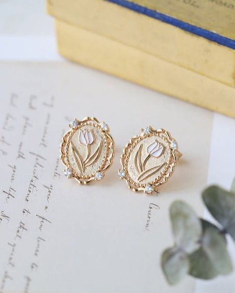 Can’t get enough of these vintage inspired beauties👛🪞 ‌. #jewelry #smallbusiness #vintage #vintagestyle #aesthetic #cottagecore #pearlearring #oldmoney #oldmoneyaesthetic #earrings #ootd Aesthetic Cottagecore, Old Money Aesthetic, Cottage Core, Old Money, Vintage Inspired, Pearl Earrings, Vintage Fashion, Ootd, Beauty