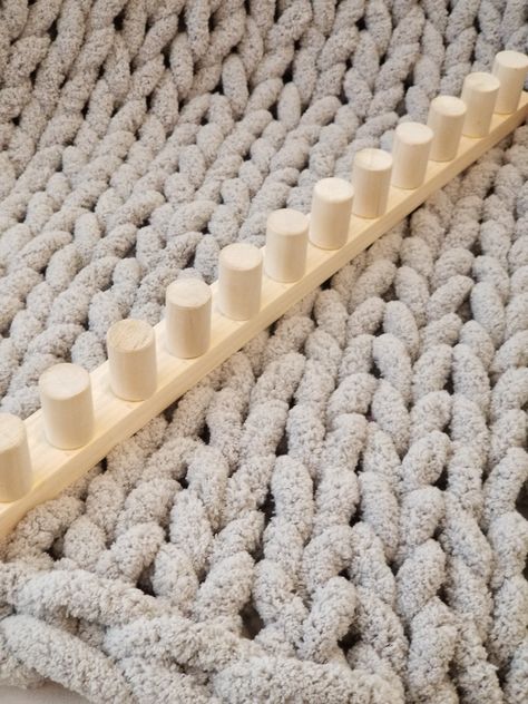 Loom for knitting chunky throw and blanket Diy Chunky Blanket Loom, Chunky Blanket Loom, Chunky Blanket Loom Diy, Blanket Diy No Sew, Hand Knit Chunky Blanket Diy, Knitting Doodles, Diy Chunky Yarn, Diy Knitting Loom, Loom Knitting Blanket