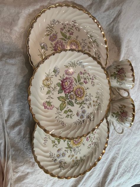 Vintage Teaset, House Necessities, Fancy Plates, Tea Party Activities, Gold Plates, Tea Cup Collection, Pretty Tea Cups, Pretty China, Cuppa Tea