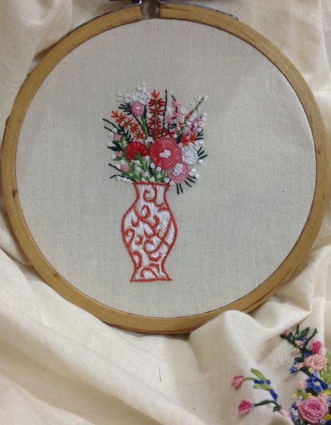 Flower Vase Embroidery, Vase Embroidery, Happy Cactus, Floral Vase, Modern Embroidery, Flower Vase, Embroidery Projects, Flower Vases, Embroidery Stitches