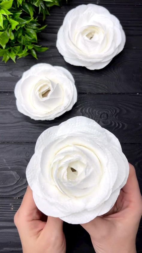 Paper Crafts Easy, Flower Paper Craft, Tissue Paper Flowers Diy, Flowers Painted, Flower Paper, Handmade Paper Crafts, Crafts Easy, Handmade Flowers Paper, Paper Flowers Craft